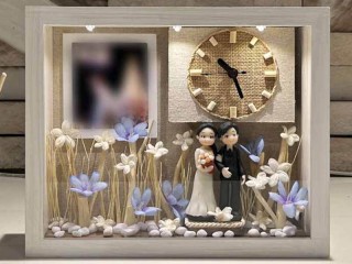สั่งทำ นาฬิกาไม้ ของฝากคนรักต่างชาติ ของที่ระลึกงานแต่งงาน ใส่ข้อความและรูปได้ : HappyCouple